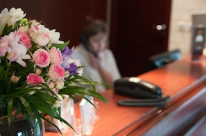 Reception - Hotel Kyriad Saint-Malo Ouest-Dinard (La Richardais)