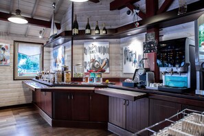 Se ofrece un desayuno bufé todos los días (14 EUR por persona)