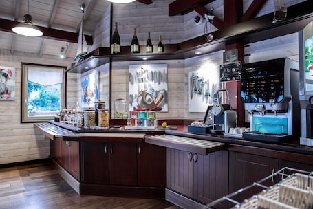 Desayuno buffet diario (EUR 14 por persona)