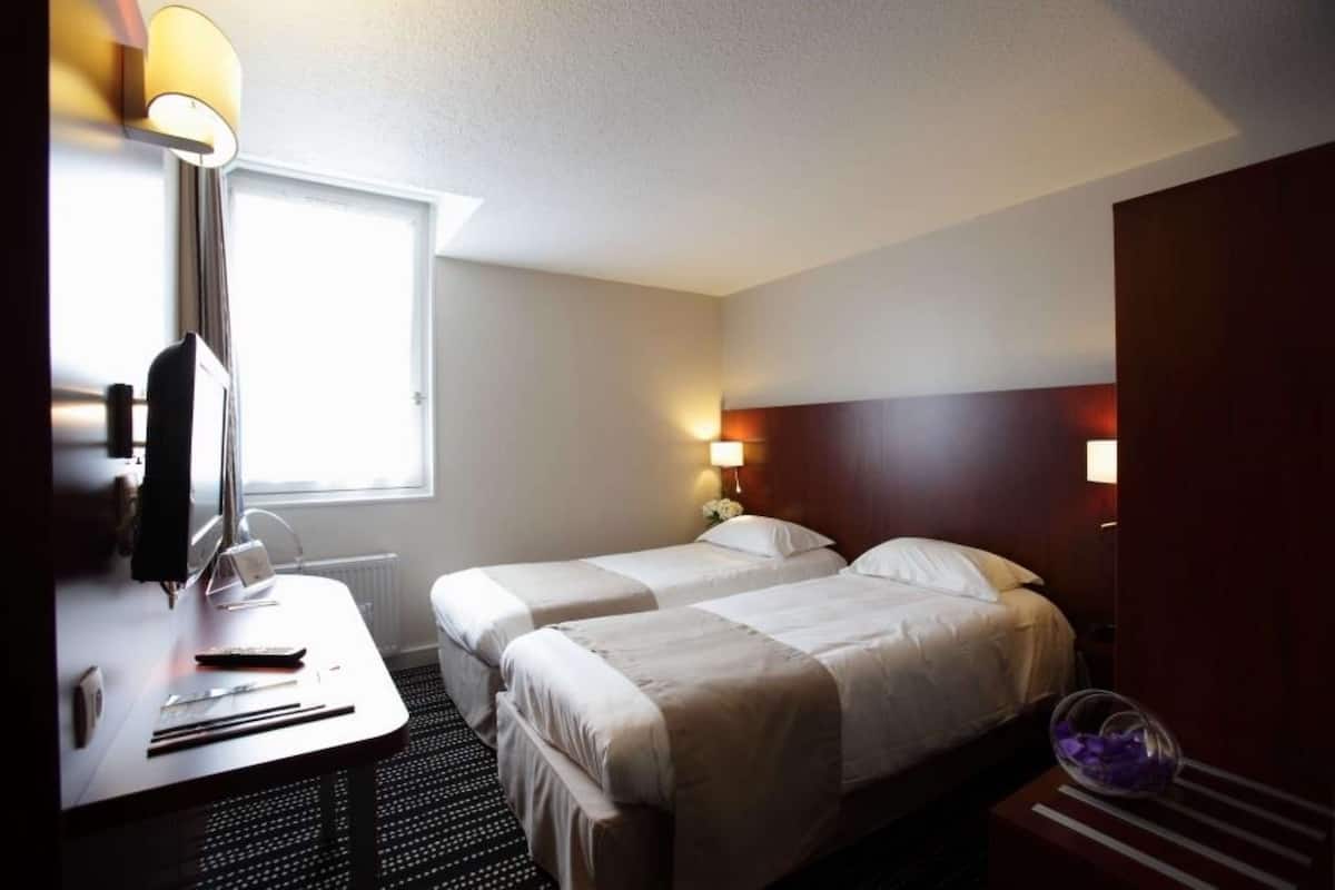 Standard Room, 2 Twin Beds | Desk, soundproofing, free WiFi, bed sheets