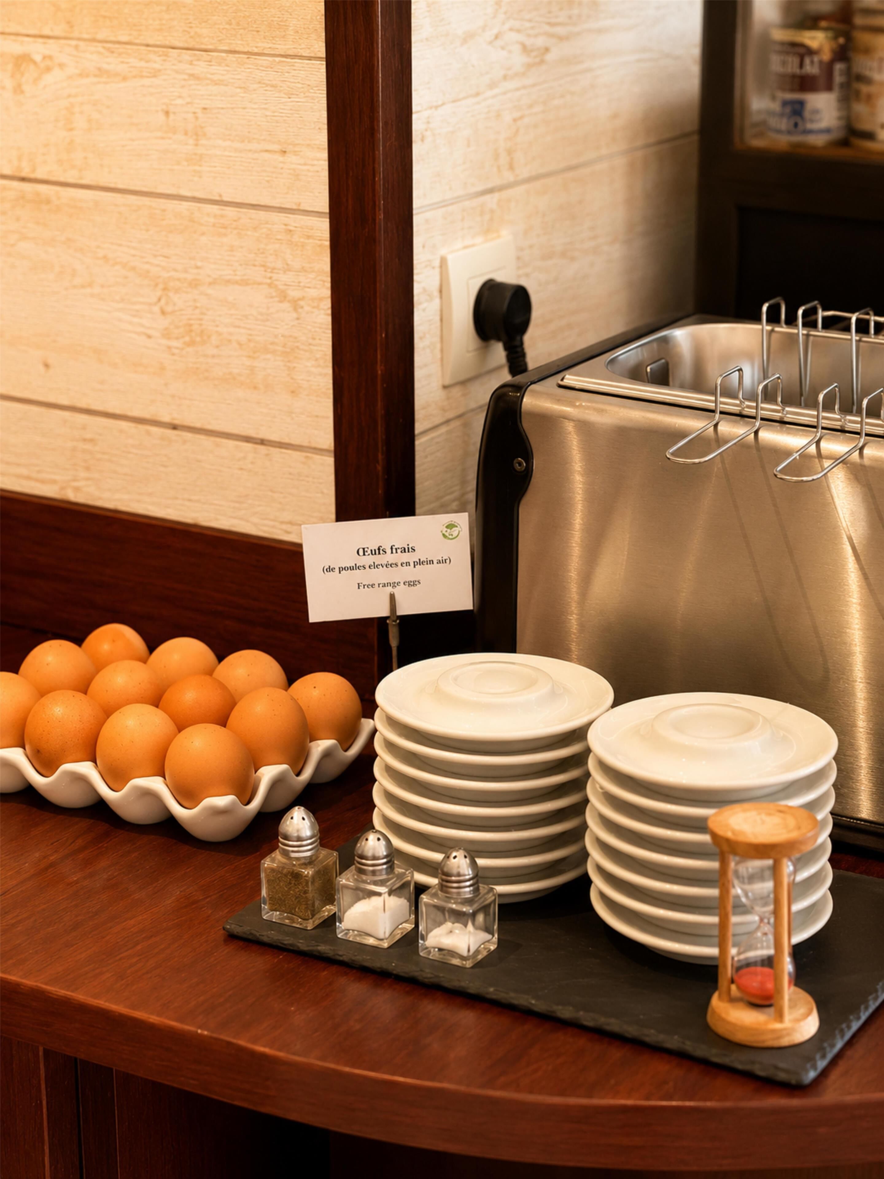 Buffet de café da manhã com ovos, pratos, saleiros e pimenteiros e uma máquina de café.