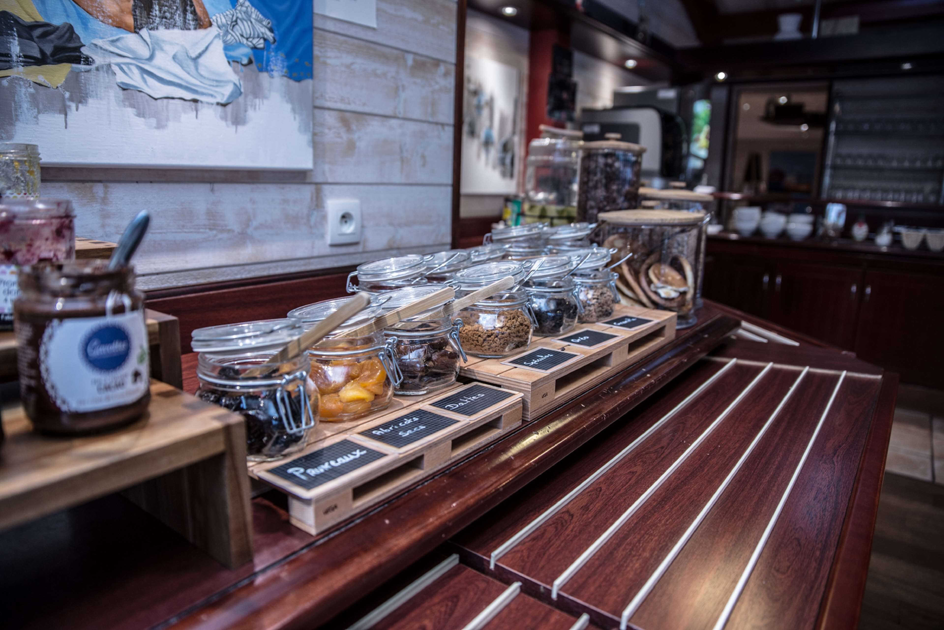 Colazione a buffet a pagamento, servita tutte le mattine 