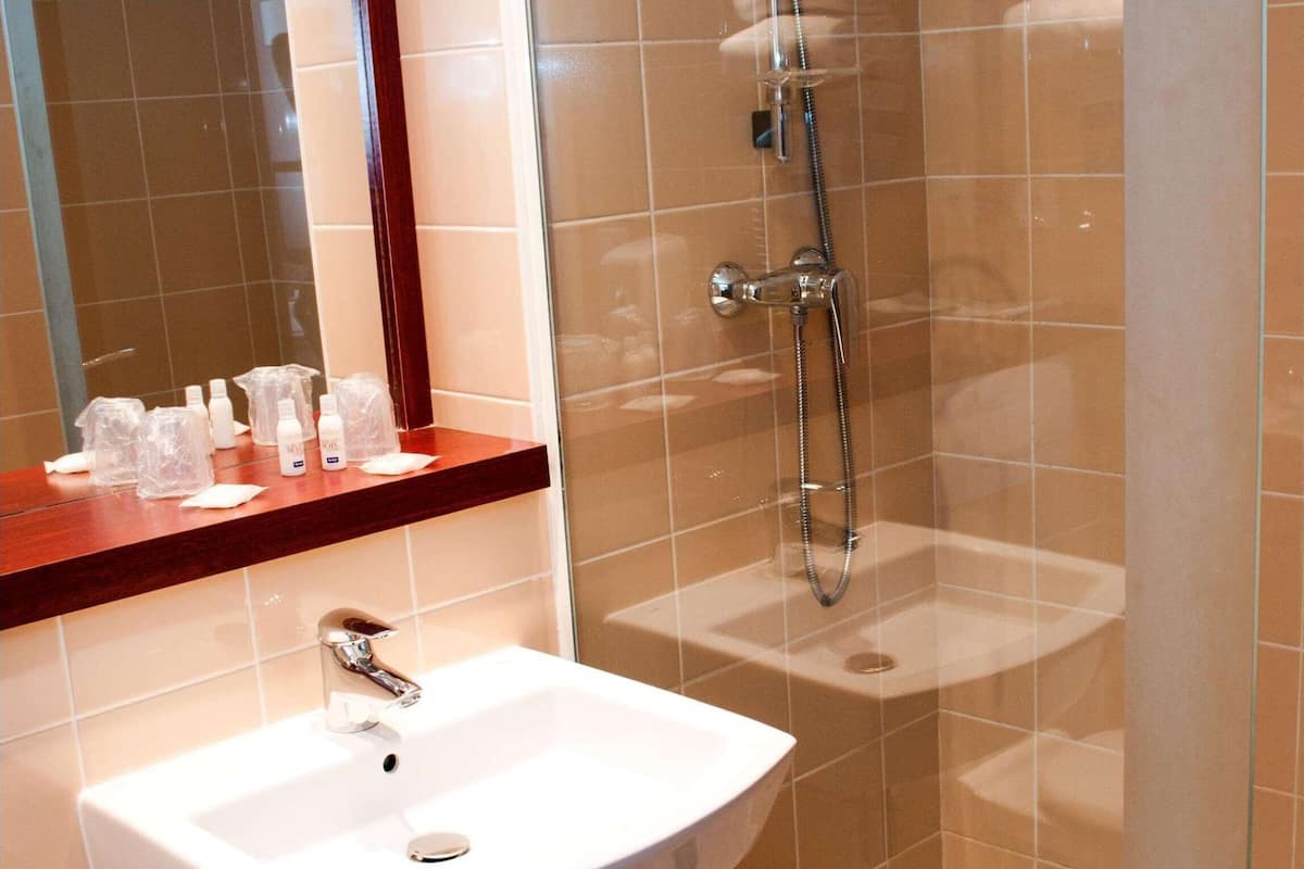 desk, soundproofing, free wifi, bed sheets