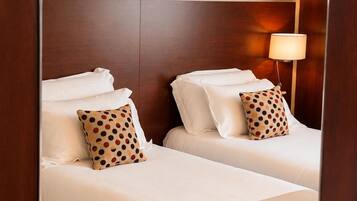 Standard Room, 2 Single Beds | Desk, soundproofing, free WiFi, bed sheets