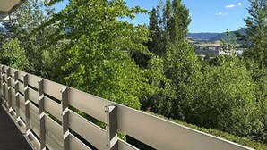 A bridge with a metal railing and greenery in the background. - Hotel Campanile Saint Etienne Est - Saint Chamond (Saint-Chamond)