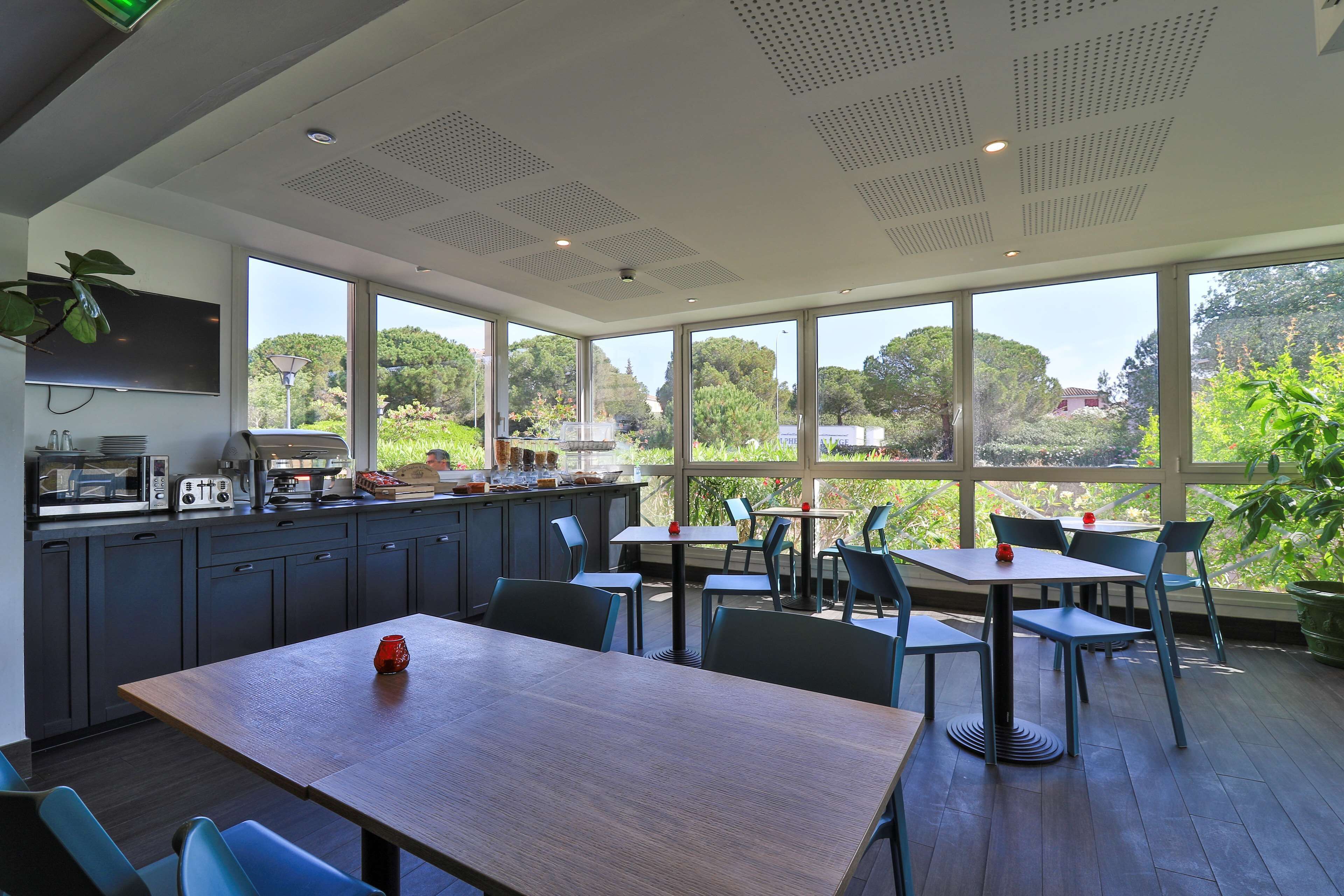 Petit déjeuner buffet (13 EUR par personne)