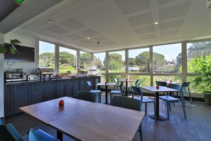 Petit déjeuner buffet (13 EUR par personne)