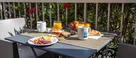 Daily buffet breakfast (EUR 13 per person)