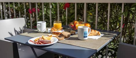 Frukostbuffé varje dag (EUR 10.5 per person)