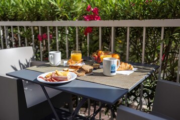 Daily buffet breakfast (EUR 13 per person)