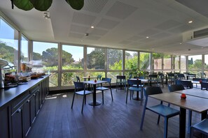 Petit déjeuner et dîner servis sur place, spécialités Cuisine française