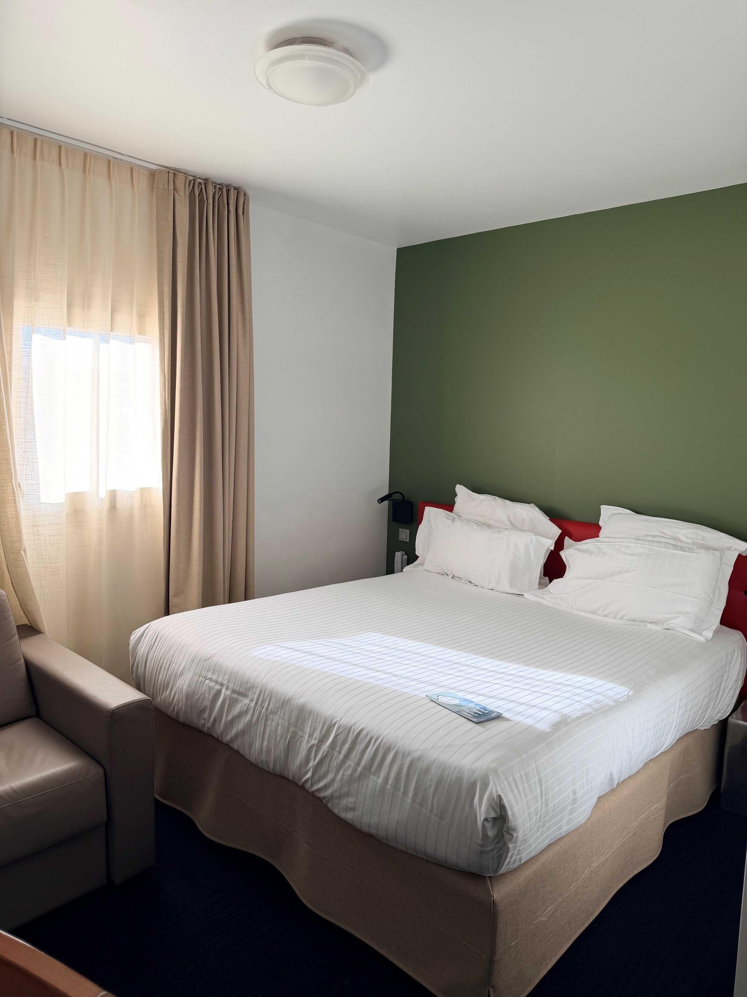 Comfort-Zimmer | Schreibtisch, laptopgeeigneter Arbeitsplatz, Verdunkelungsvorhänge