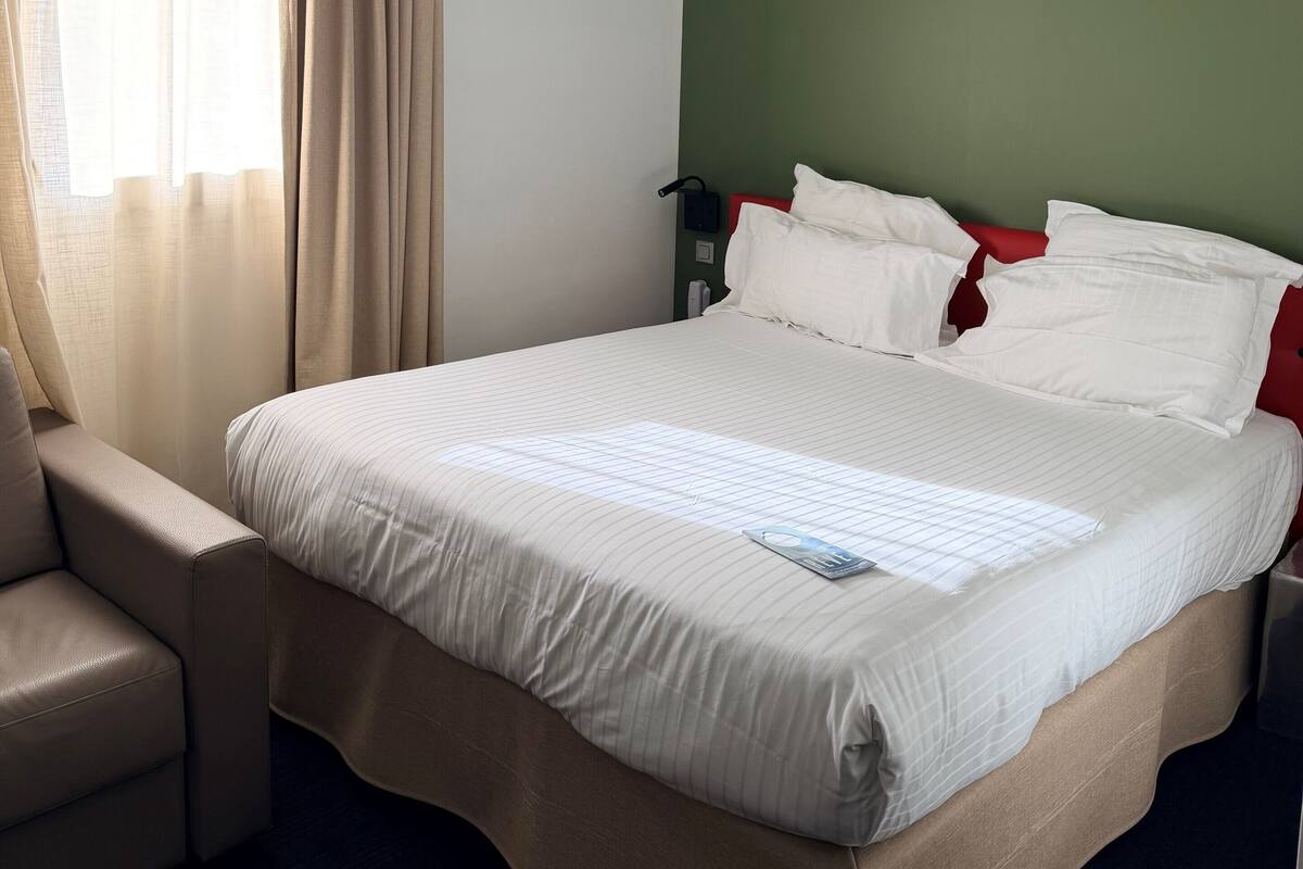 Comfort-Zimmer | Schreibtisch, laptopgeeigneter Arbeitsplatz, Verdunkelungsvorhänge