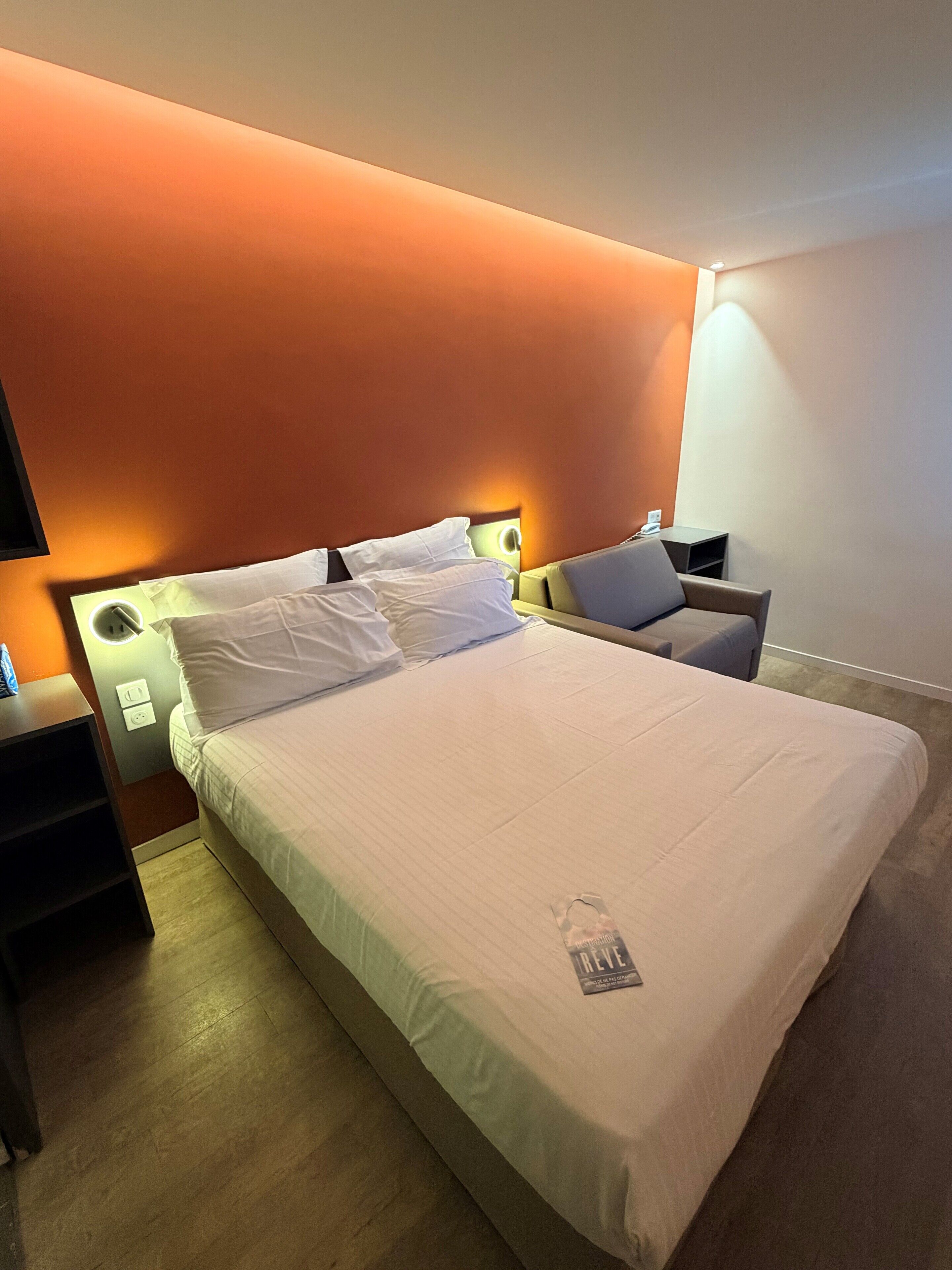 Familienzimmer | Schreibtisch, laptopgeeigneter Arbeitsplatz, Verdunkelungsvorhänge