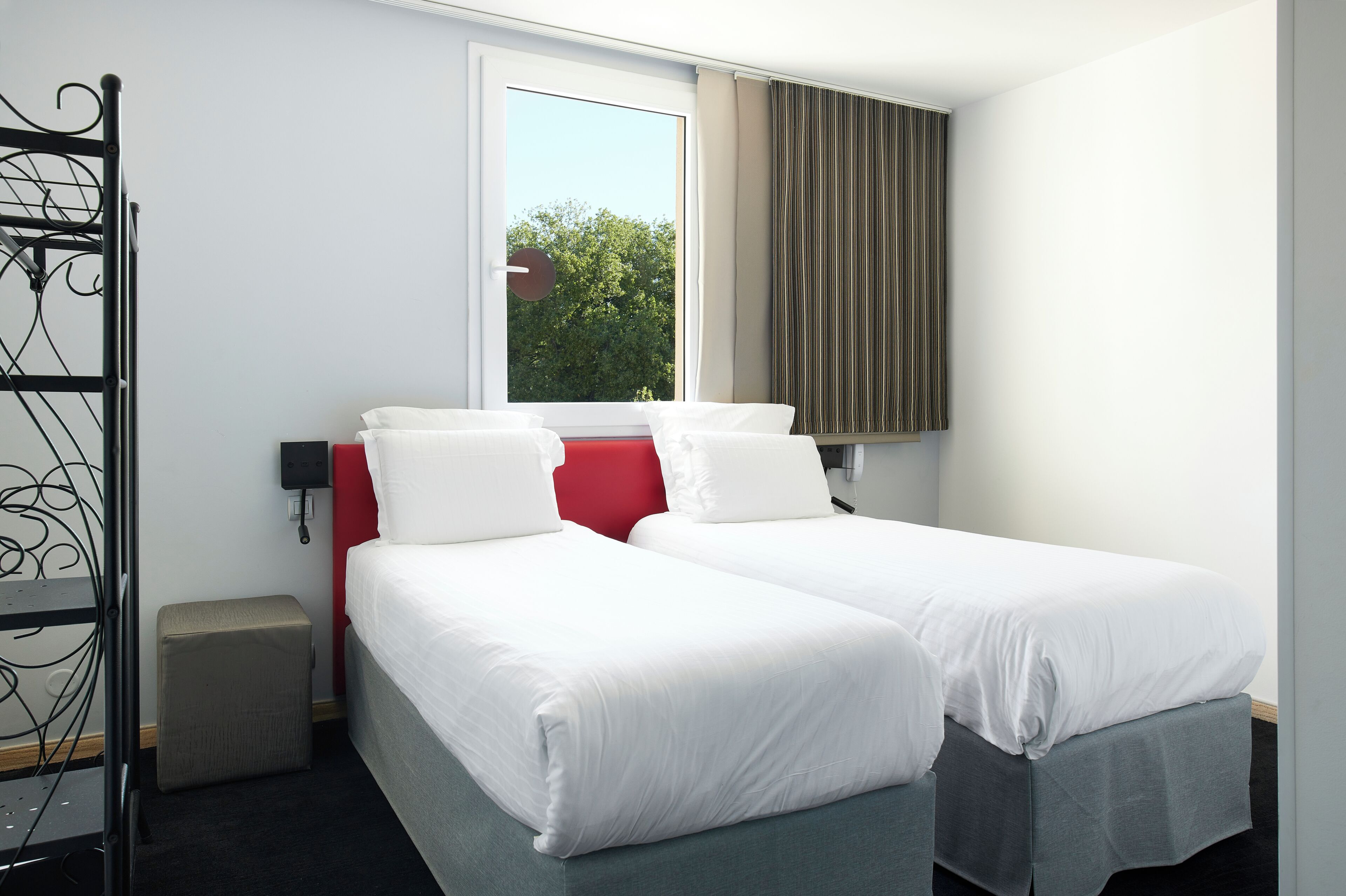 Comfort-Zimmer | Schreibtisch, laptopgeeigneter Arbeitsplatz, Verdunkelungsvorhänge