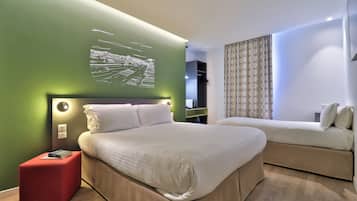 Bureau, espace de travail pour ordinateur portable, rideaux occultants