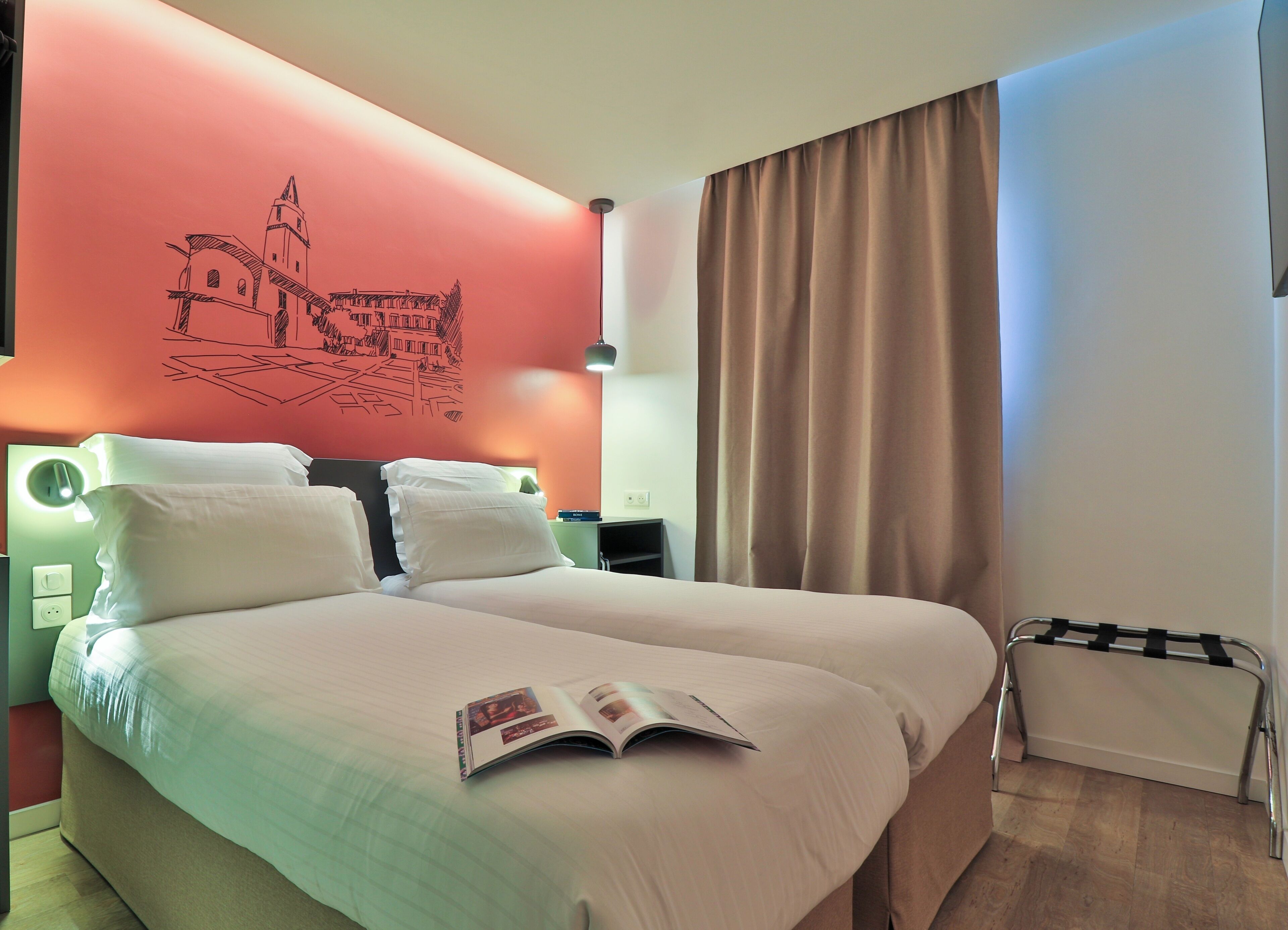 Standardzimmer | Schreibtisch, laptopgeeigneter Arbeitsplatz, Verdunkelungsvorhänge