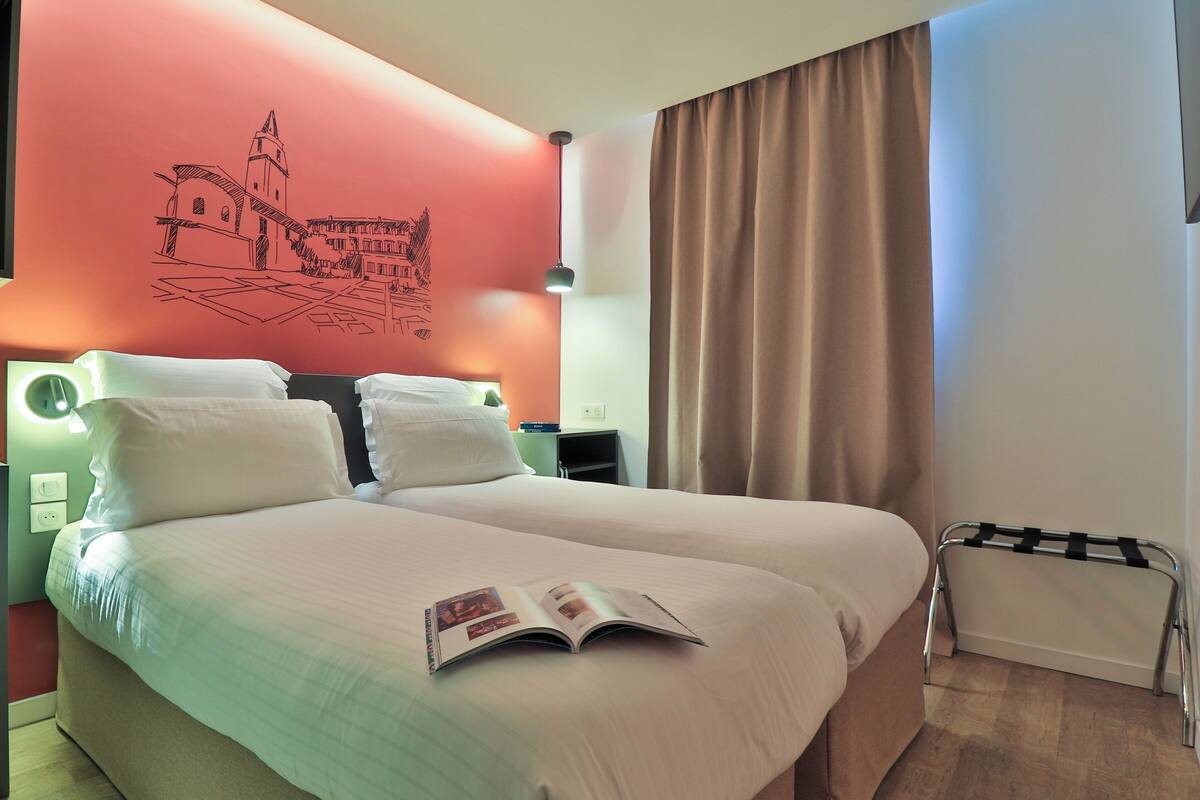 Standardzimmer | Schreibtisch, laptopgeeigneter Arbeitsplatz, Verdunkelungsvorhänge