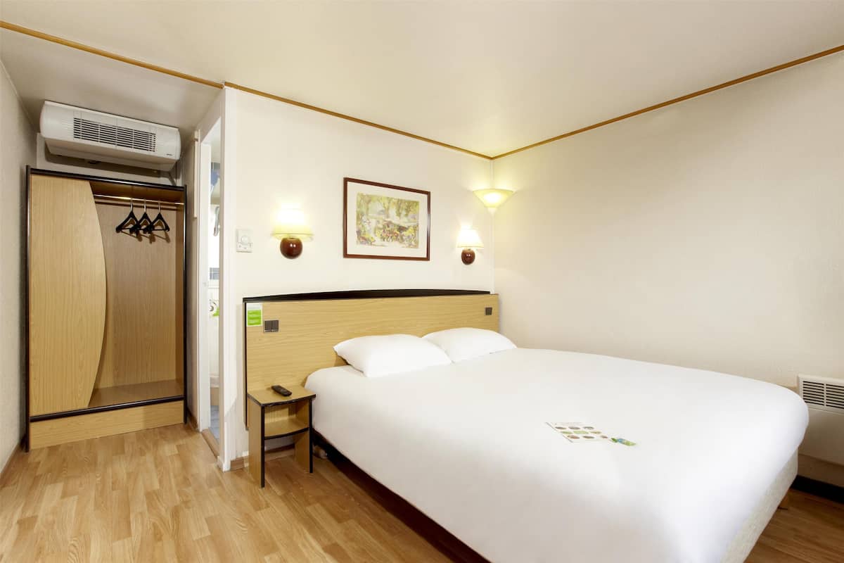Peralatan tempat tidur premium, bar mini, meja