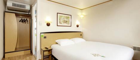 Premium bedding, minibar, desk, blackout curtains