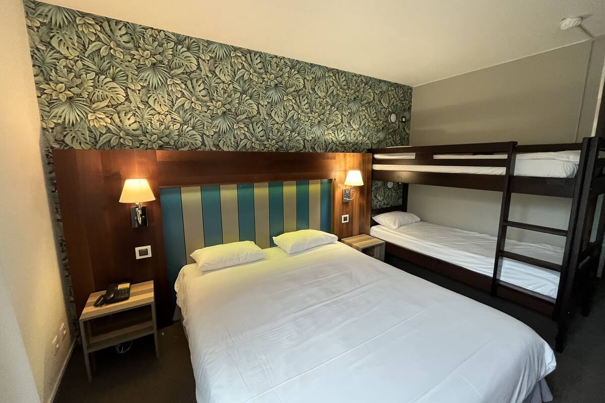 Chambre Quadruple | 高級寝具、デスク、防音設備、WiFi (無料)