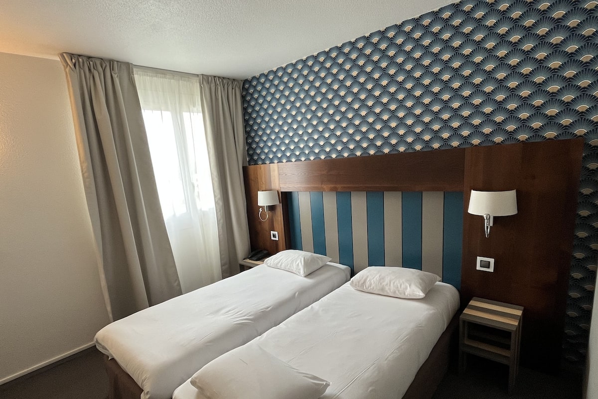 Chambre Twin | Premium bedding, desk, soundproofing, free WiFi