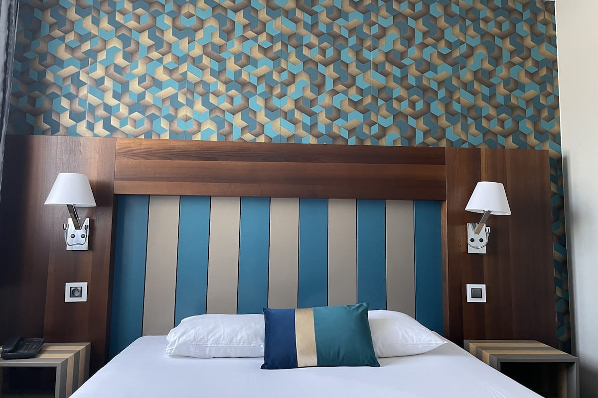 Chambre Double | Premium bedding, desk, soundproofing, free WiFi