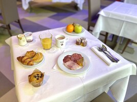 Café da manhã com buffet todos os dias mediante uma taxa