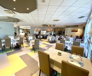 Lunch, dinner served; French cuisine, alfresco dining