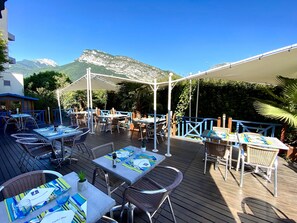 Se sirven almuerzos, cenas y cocina francesa (con mesas al aire libre) 