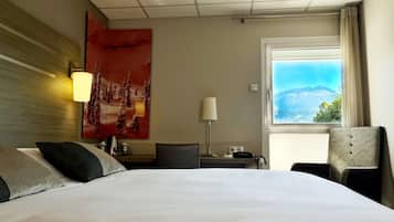 Premium bedding, desk, blackout drapes, soundproofing