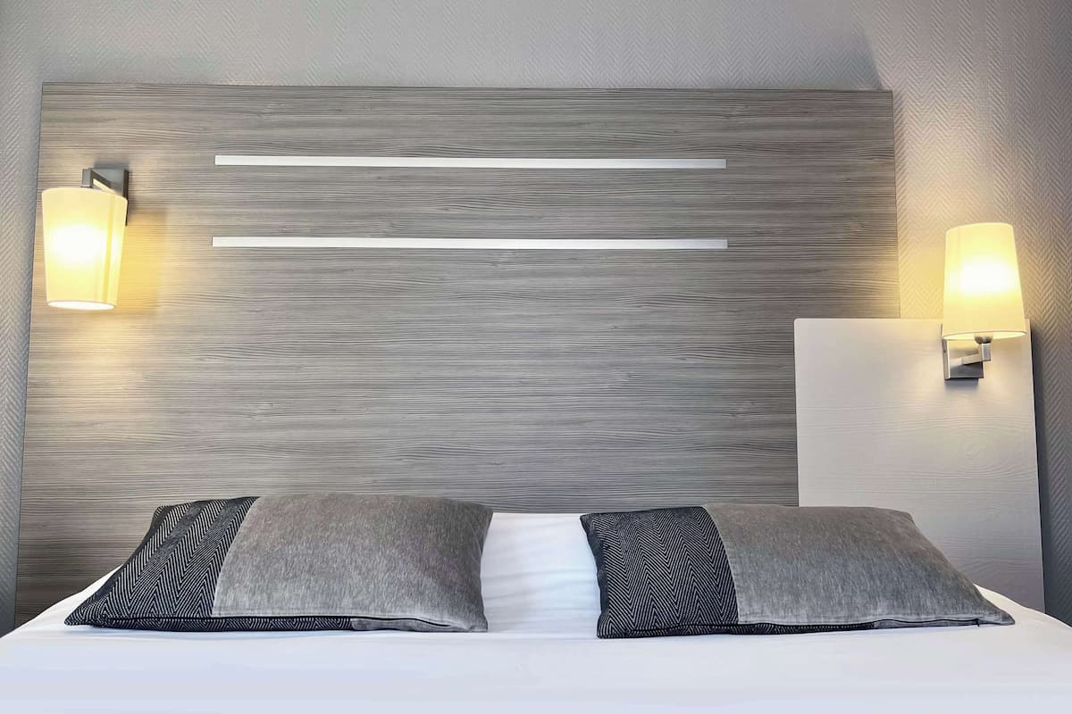 1 bedroom, premium bedding, desk, blackout curtains