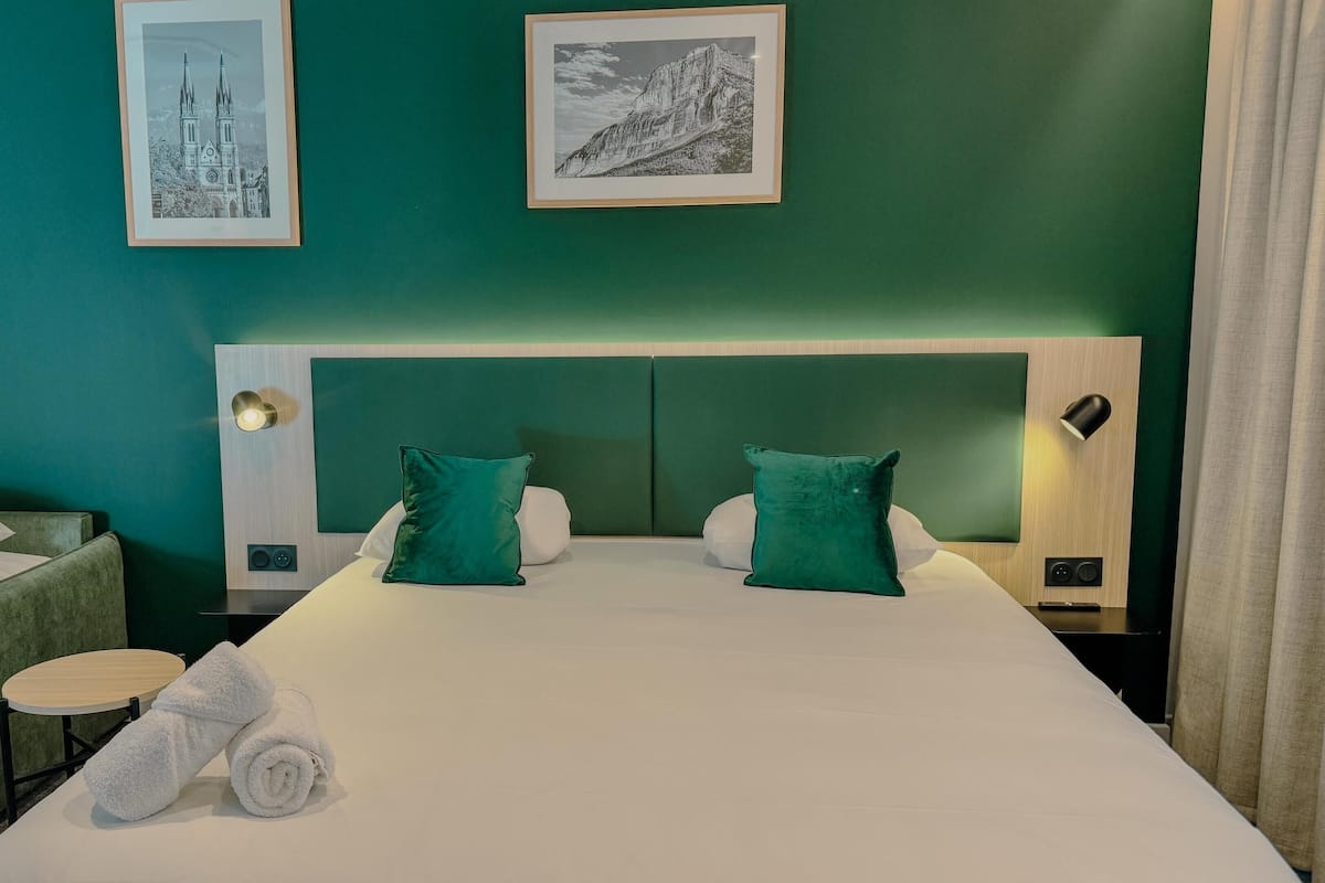 Chambre Supérieure, 1 très grand lit, non-fumeurs (with Sofabed) | Literie de qualité supérieure, coffres-forts dans les chambres, bureau