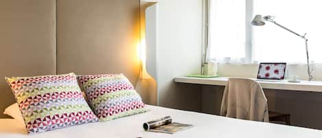 Habitación estándar, 1 cama matrimonial | Escritorio, insonorización, tabla de planchar con plancha y wifi gratis