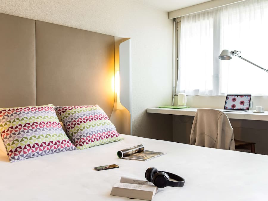 Escritorio, sistema de insonorización y tabla de planchar con plancha