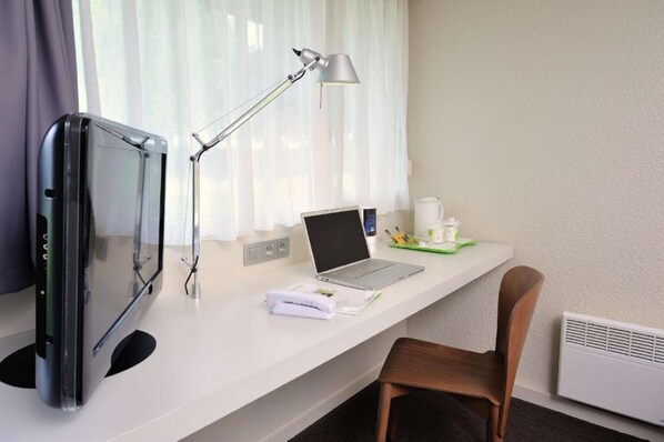 Desk, soundproofing, iron/ironing board, free WiFi - Hotel Campanile Grenoble Sud - Seyssins (Seyssins)