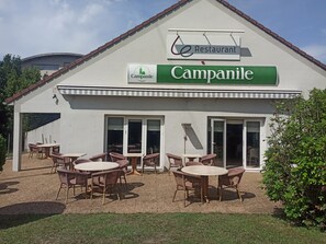 A restaurant named Campanile with outdoor seating and a covered patio area. - Hotel Campanile Grenoble Sud - Seyssins (Seyssins)