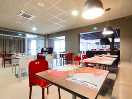 Se sirven desayunos y cenas; cocina francesa; con vista al jardín