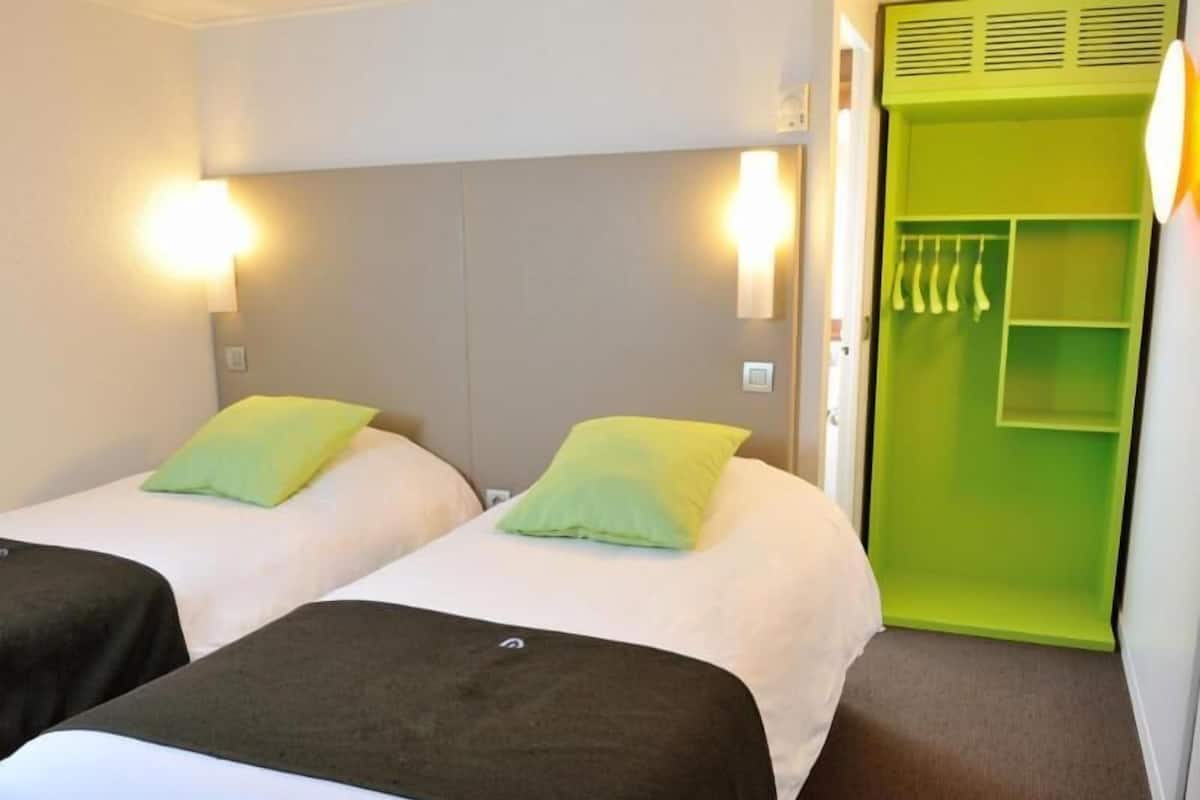 Desk, soundproofing, iron/ironing board, free WiFi