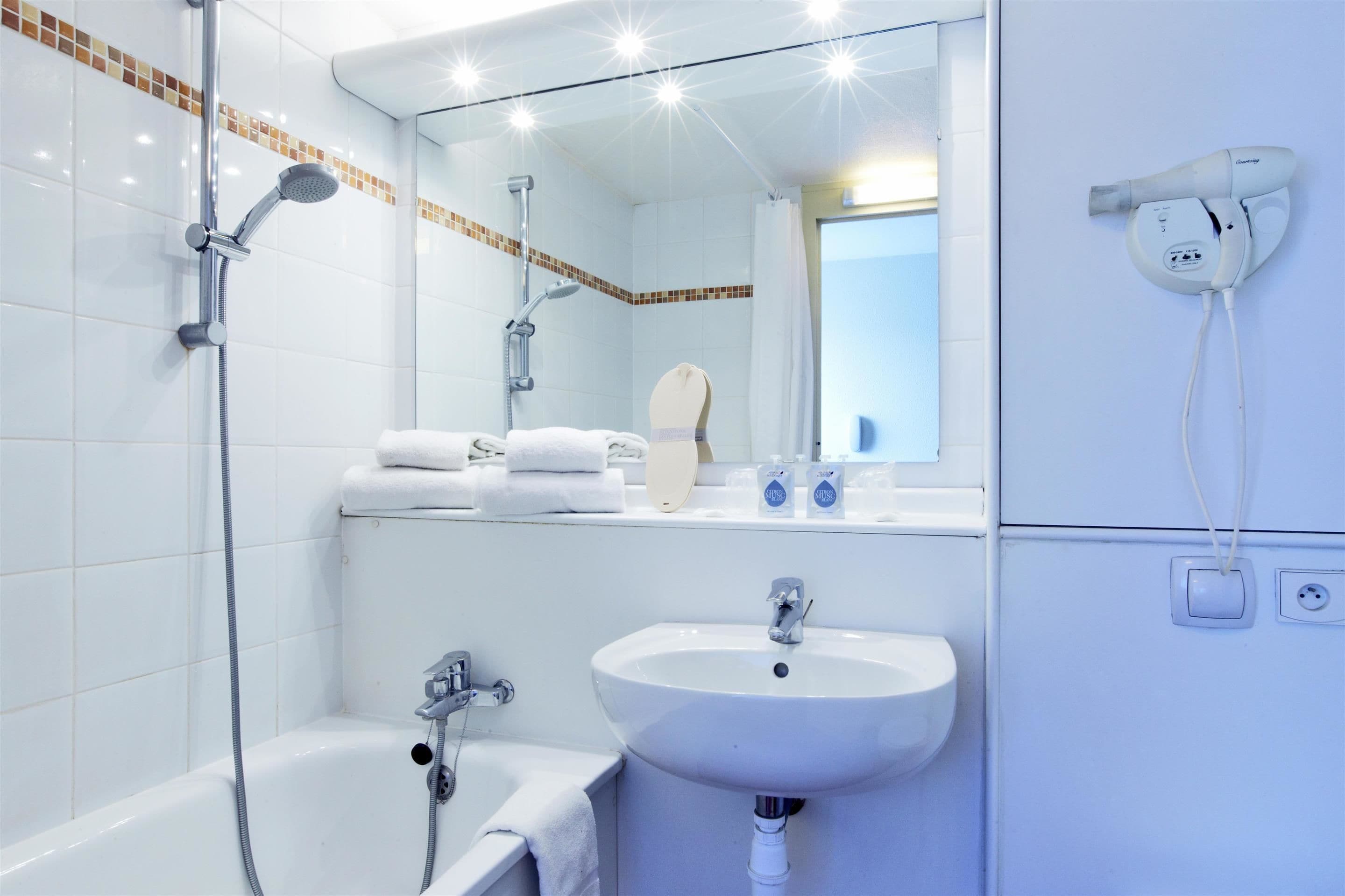 Combined shower/tub, eco-friendly toiletries, towels