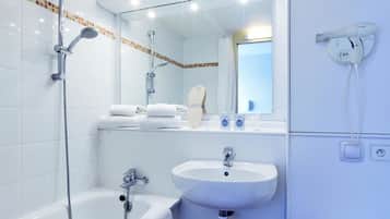 Bañera con ducha, artículos de tocador ecológicos, toallas