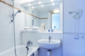 Combined shower/bathtub, eco-friendly toiletries, towels - Kyriad Geneve - Saint-Genis-Pouilly (Saint-Genis-Pouilly)