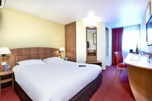 Quarto standard, 1 cama de casal | Roupas de cama premium, escrivaninha, cortinas blackout