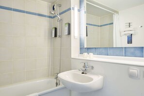 Combined shower/bathtub, eco-friendly toiletries, hair dryer, towels - Kyriad Nancy Ouest - Laxou Zenith (Maxeville)