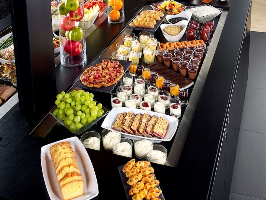 Se sirven desayunos, almuerzos y cenas; cocina francesa