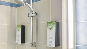 Een bad/douchecombinatie, milieuvriendelijk toiletgerief