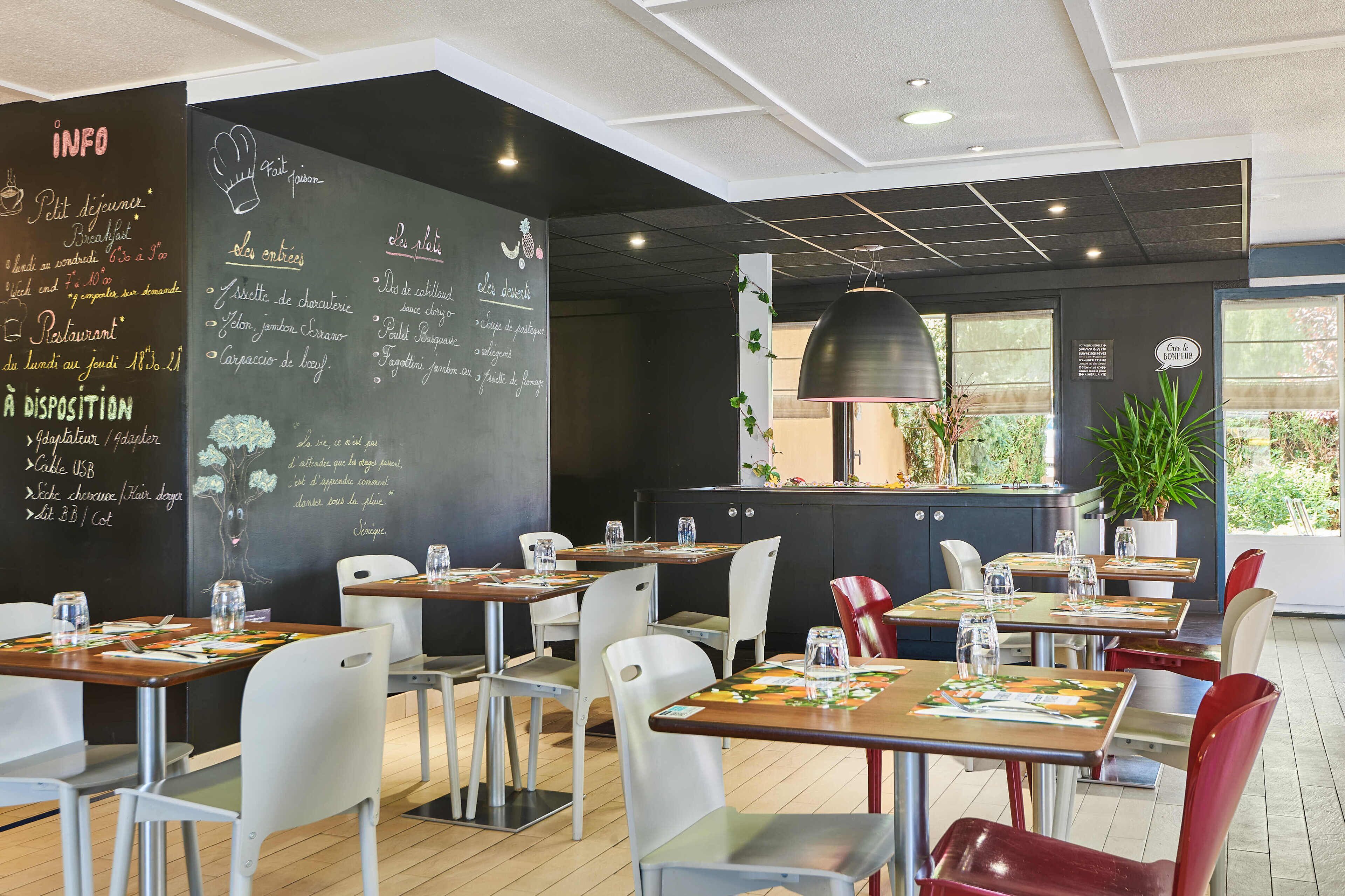 Serveert ontbijt, lunch, diner, Franse gerechten 