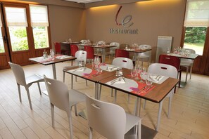 S'hi serveixen esmorzars, dinars, sopars i plats de cuina francesa 