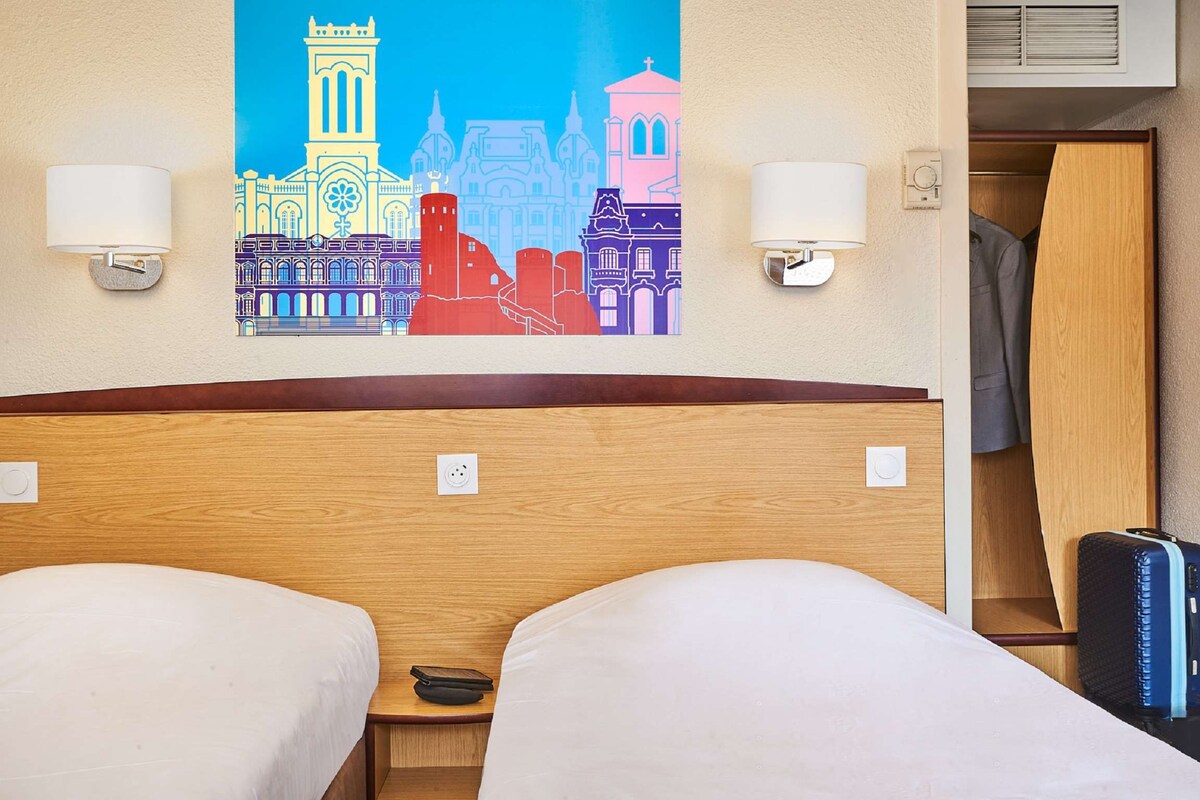 Habitación estándar, 2 camas individuales | Ropa de cama de alta calidad, escritorio y cortinas blackout