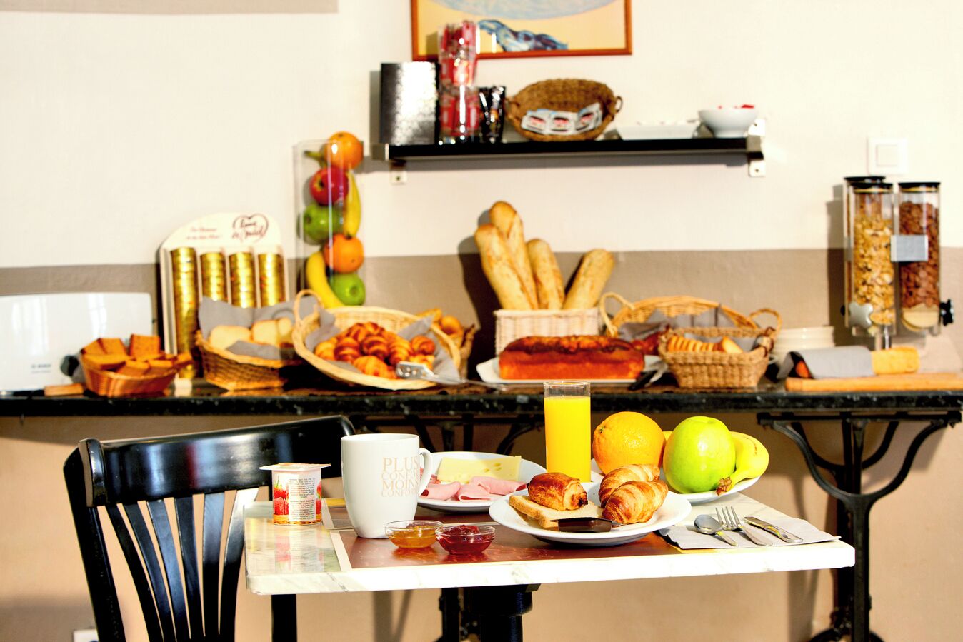 Petit déjeuner buffet (10 EUR par personne)